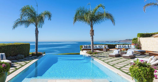 Bể bơi ngoài trời của biệt thự tràn ngập ánh nắng bên bờ biển Thái Bình Dương.
