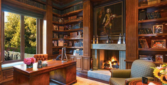 Thư viện của biệt thự mang không khí ấm cúng, nét đẹp cổ điển với kệ sách cao lớn, lò sưởi, cùng những đồ nội thất bằng gỗ.