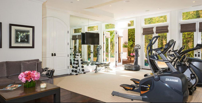 Phòng gym với những thiết bị tân tiến giúp Kylie Jenner có thể tập luyện để giữ vẻ đẹp cơ thể. Cô được gắn với biệt danh hot girl mạng xã hội.