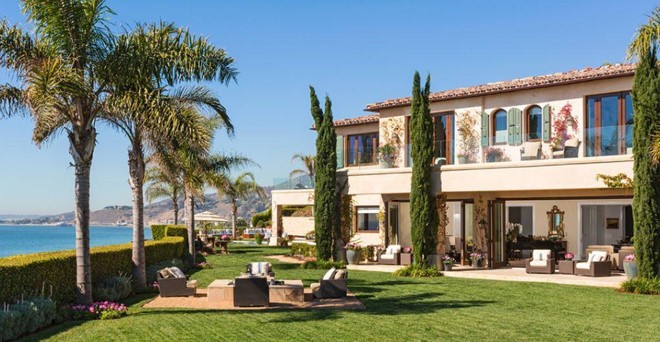 Theo Forbes, Kylie Jenner sinh năm 1997 là tỷ phú tự thân trẻ nhất thế giới. Ước tính tài sản của Kylie ít nhất vào khoảng 900 triệu USD, chưa kể các nguồn thu và tài sản khác bên ngoài công ty. Và Kylie hoàn toàn sở hữu 100% khối tài sản này. Trong những năm qua, "bà trùm" mỹ phẩm 21 tuổi Kylie Jenner đặc biệt ưa thích những căn biệt thự bên bờ biển. Năm nay, cô thuê một biệt thự để nghỉ hè nằm bên bờ biển Carbon (Los Angeles, Mỹ) có diện tích gần 1.080 m2 mang phong cách Tuscany, miền trung Italy.