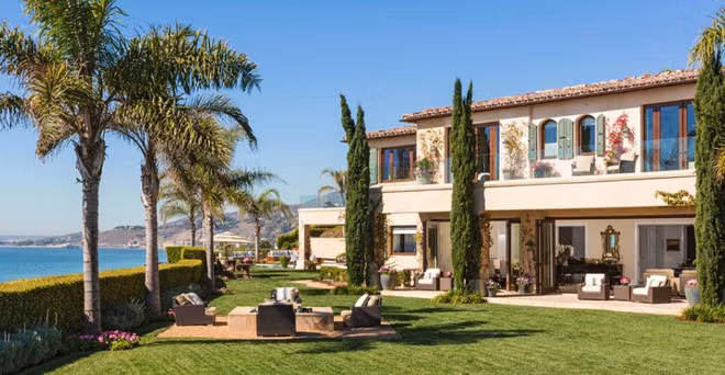 Theo Forbes, Kylie Jenner sinh năm 1997 là tỷ phú tự thân trẻ nhất thế giới. Ước tính tài sản của Kylie ít nhất vào khoảng 900 triệu USD, chưa kể các nguồn thu và tài sản khác bên ngoài công ty. Và Kylie hoàn toàn sở hữu 100% khối tài sản này. Trong những năm qua, "bà trùm" mỹ phẩm 21 tuổi Kylie Jenner đặc biệt ưa thích những căn biệt thự bên bờ biển. Năm nay, cô thuê một biệt thự để nghỉ hè nằm bên bờ biển Carbon (Los Angeles, Mỹ) có diện tích gần 1.080 m2 mang phong cách Tuscany, miền trung Italy.