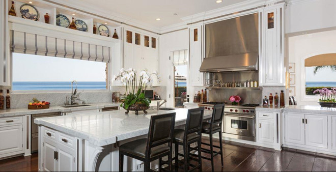 Nhà bếp rộng lớn được tích hợp cùng phòng ăn mang đầy vẻ sang trọng với sàn gỗ, bàn đá cẩm thạch và những trang thiết bị nấu nướng hiện đại, đắt tiền.