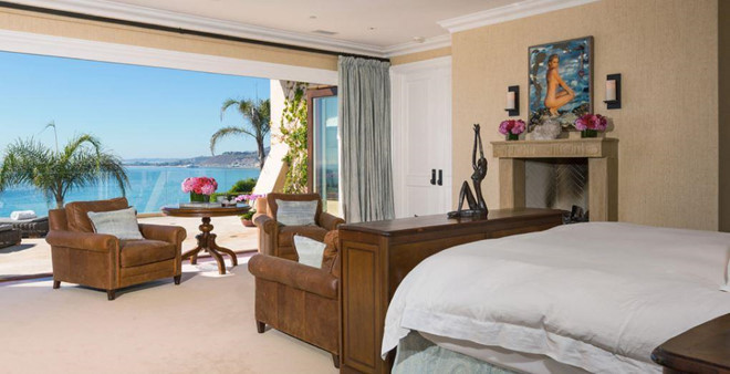 Phòng ngủ chính trên tầng 2 có riêng 2 tủ quần áo khổng lồ, không gian tiếp khách. Căn phòng cũng có ban công rộng giúp gia chủ ngắm nhìn đại dương bao la.