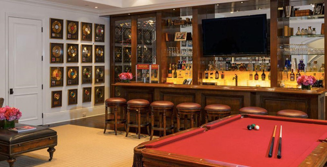 Không gian giải trí là một quầy bar trong nhà với tủ rượu và bàn billiard.