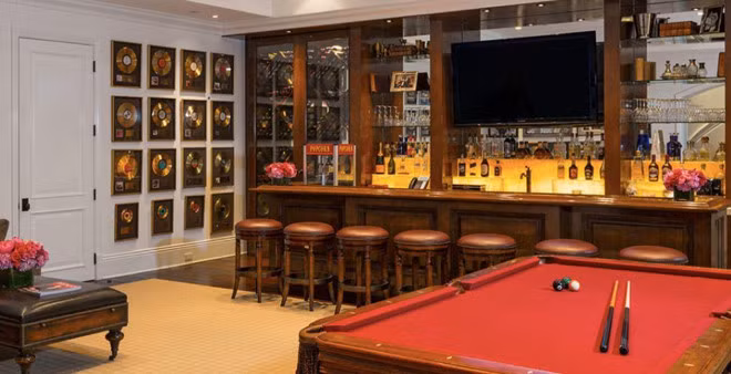 Không gian giải trí là một quầy bar trong nhà với tủ rượu và bàn billiard.