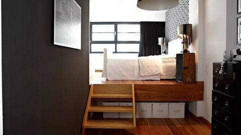 Nâng cao giường Nâng cao giường là giải pháp hay để bạn thực sự có thể tận dụng tối đa không gian bên dưới việc nâng giường ngủ lên vừa tiện cho bạn khi dọn dẹp. Bố trí các tủ nhỏ di động hoặc các thùng container nhỏ, vậy là bạn đã có thể được sử dụng để lưu trữ tất cả các loại đồ dùng!