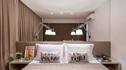 Bố trí gương lớn Một tấm gương lớn sẽ phản chiếu lại hình ảnh căn phòng, đồng thời tạo ra cảm giác rộng rãi về không gian.