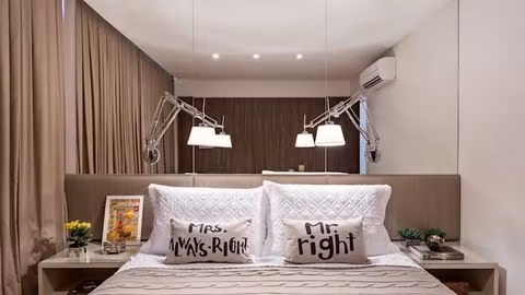 Bố trí gương lớn Một tấm gương lớn sẽ phản chiếu lại hình ảnh căn phòng, đồng thời tạo ra cảm giác rộng rãi về không gian.