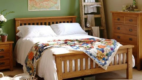 Thật nhiều không gian lưu trữ Có nhiều cách để giúp chúng ta tiết kiệm từng cm diện tích, trong đó sử dụng tủ lưu trữ là một trong những cách hợp lý. Lưu trữ trong phòng ngủ nhỏ là chìa khóa cho một căn phòng nhà đẹp gọn gàng và tiện nghi.