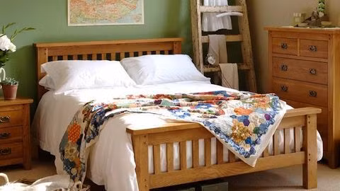 Thật nhiều không gian lưu trữ Có nhiều cách để giúp chúng ta tiết kiệm từng cm diện tích, trong đó sử dụng tủ lưu trữ là một trong những cách hợp lý. Lưu trữ trong phòng ngủ nhỏ là chìa khóa cho một căn phòng nhà đẹp gọn gàng và tiện nghi.