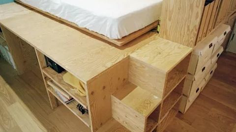 Sử dụng giường tiết kiệm không gian Ngăn kéo, kệ và tủ nằm ở phần lớn của giường, tận dụng tối đa không gian theo chiều đứng. Đây là một cách rất hay nó có thể giúp bạn tiết kiệm không gian diện tích một cách đáng kể.