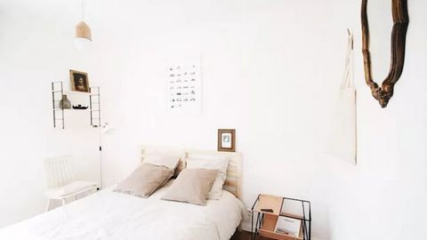 Tất cả màu trắng Sử dụng tông trắng toàn bộ là giải pháp rất đơn giản và mang lại cảm giác bình yên cho một phòng ngủ nhỏ. Hơn nữa căn phòng được trang trí bằng sắc trắng cũng mang vẻ thanh lịch, nữ tính. Tạo một thiên đường màu trắng tươi sáng và có cảm giác rộng rãi. Đừng quên việc bổ sung ánh sáng tự nhiên càng nhiều càng tốt bằng cách mở màn cửa hoặc áp dụng các giải pháp thông thoáng cho nhà ở.