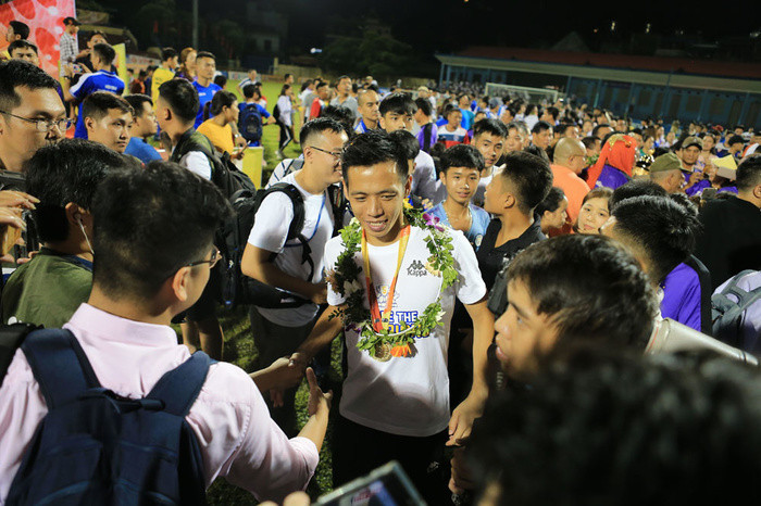 Tranh cai Van Quyet hay nhat V.League 2019 du kem xa Van Toan