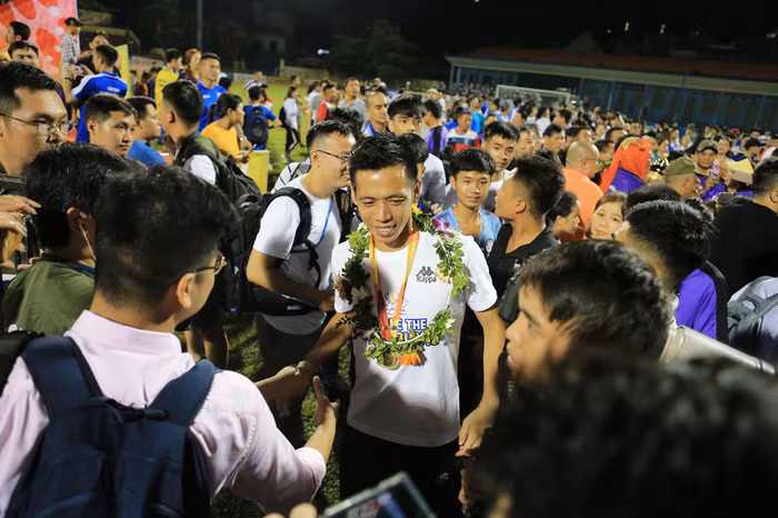 Tranh cai Van Quyet hay nhat V.League 2019 du kem xa Van Toan