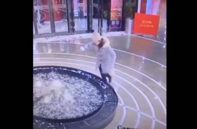 Mai me tra loi tin nhan dien thoai, co gai gap cai ket nho doi