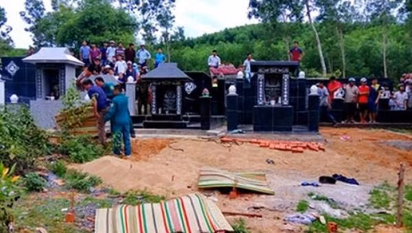 Dua me ruot ra nghia dia roi “tru ta” bang dao, da den tu vong