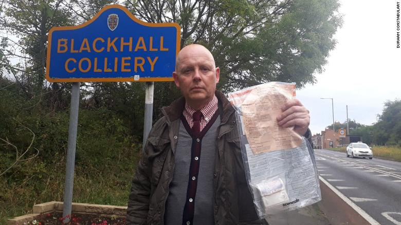 Canh sat vao cuoc dieu tra nhieu tui tien vut nhu rac tren duong