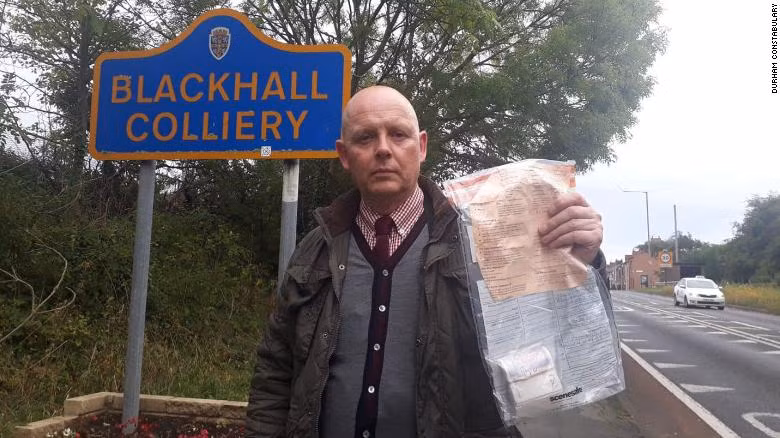 Canh sat vao cuoc dieu tra nhieu tui tien vut nhu rac tren duong