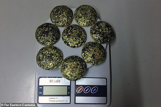 Giau 8 khoi vang tri gia 2 ty dong trong giay, nu hanh khach bi bat