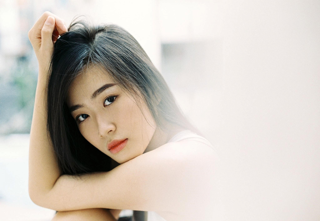 Đời thường, cô toát lên nét đẹp dịu dàng, trong veo. Theo chia sẻ, Thạch Thảo có tính cách khá nhút nhát, ít giao tiếp với nhiều người. Do vậy, cô đăng ký vào lớp MC truyền hình để cải thiện khuyết điểm này.