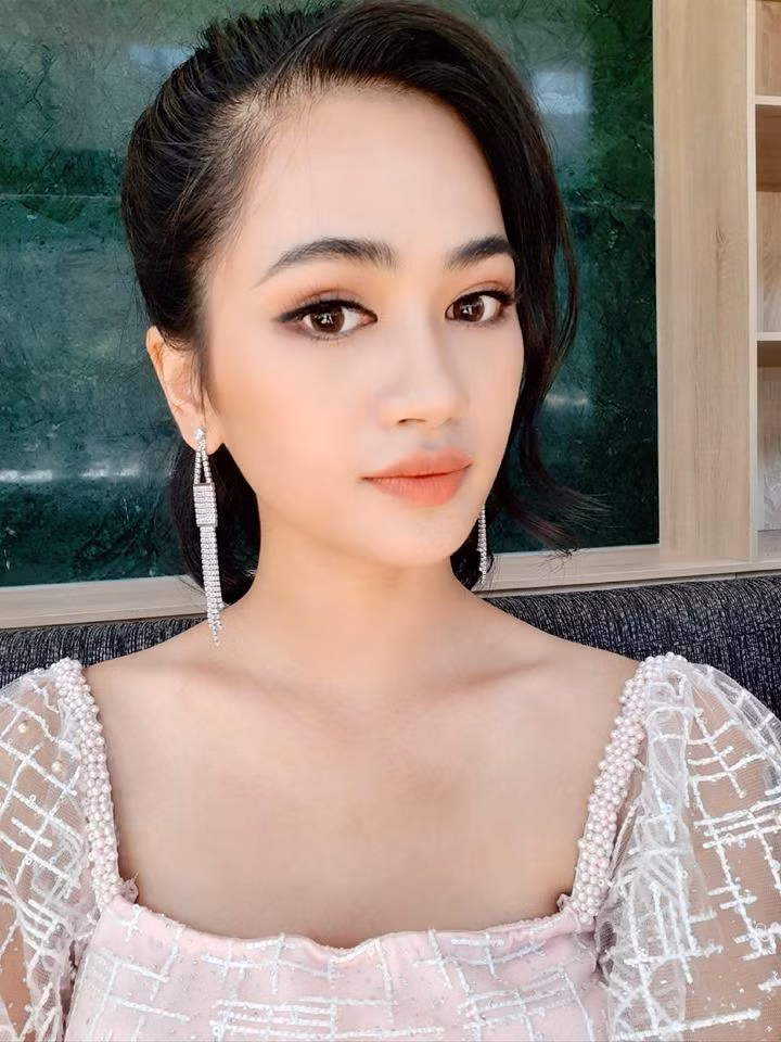 Cận cảnh nhan sắc của Thu Phương. Cô nổi bật nhất ở đôi mắt to tròn, có cảm xúc.