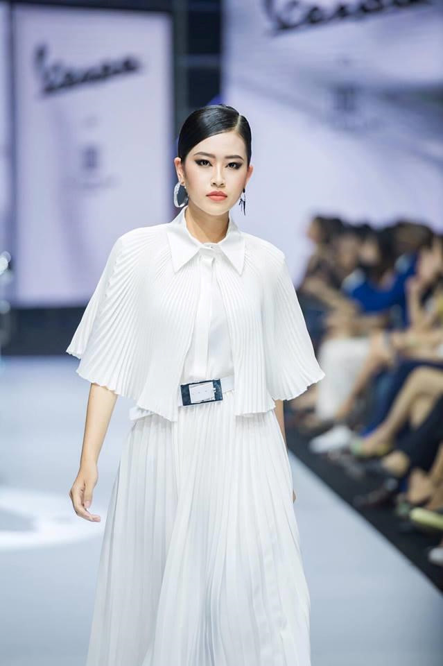 Trên sàn catwalk, Thạch Thảo phô diễn những bước chân uyển chuyển cùng thần thái lạnh lùng. Cô là gương mặt quen thuộc tại mỗi mùa của Vietnam International Fashion Week.