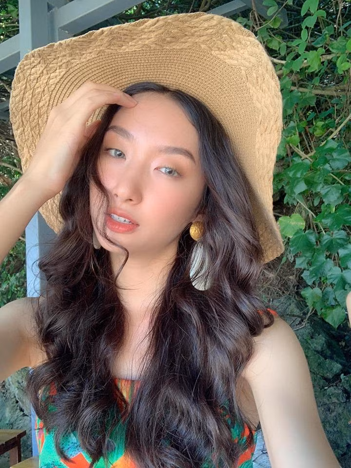 9X sở hữu đôi mắt một mí chuẩn người mẫu. Dù vậy, khi theo đuổi hình tượng nữ tính, cô cũng có nét cuốn hút riêng. So với thời gian trước, vóc dáng của Thanh Khoa đã gợi cảm hơn. Cô cũng được nhận xét có quyết tâm cao khi liên tục ghi danh tại các cuộc thi nhan sắc.