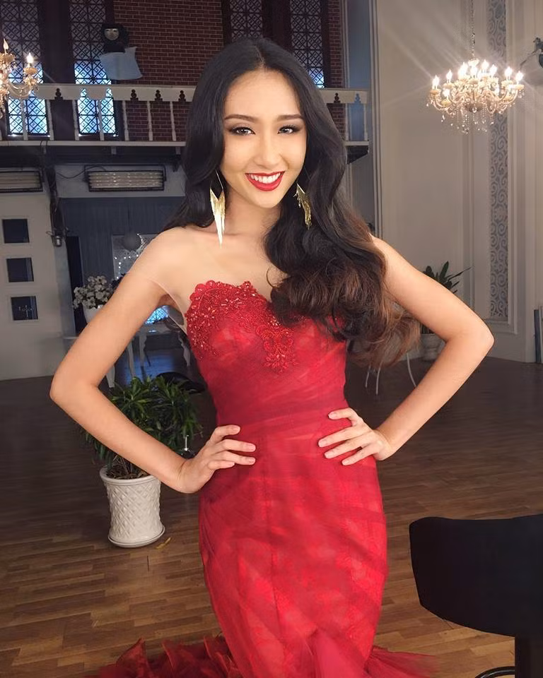 Thanh Khoa vốn là gương mặt quen thuộc trong cộng đồng fan sắc đẹp Việt. Năm 2016, cô tham gia Hoa khôi Áo dài nhưng bất ngờ xin rút lui trước chung kết. Đến đầu năm nay, Thanh Khoa đăng quang Hoa khôi Hutech 2019.