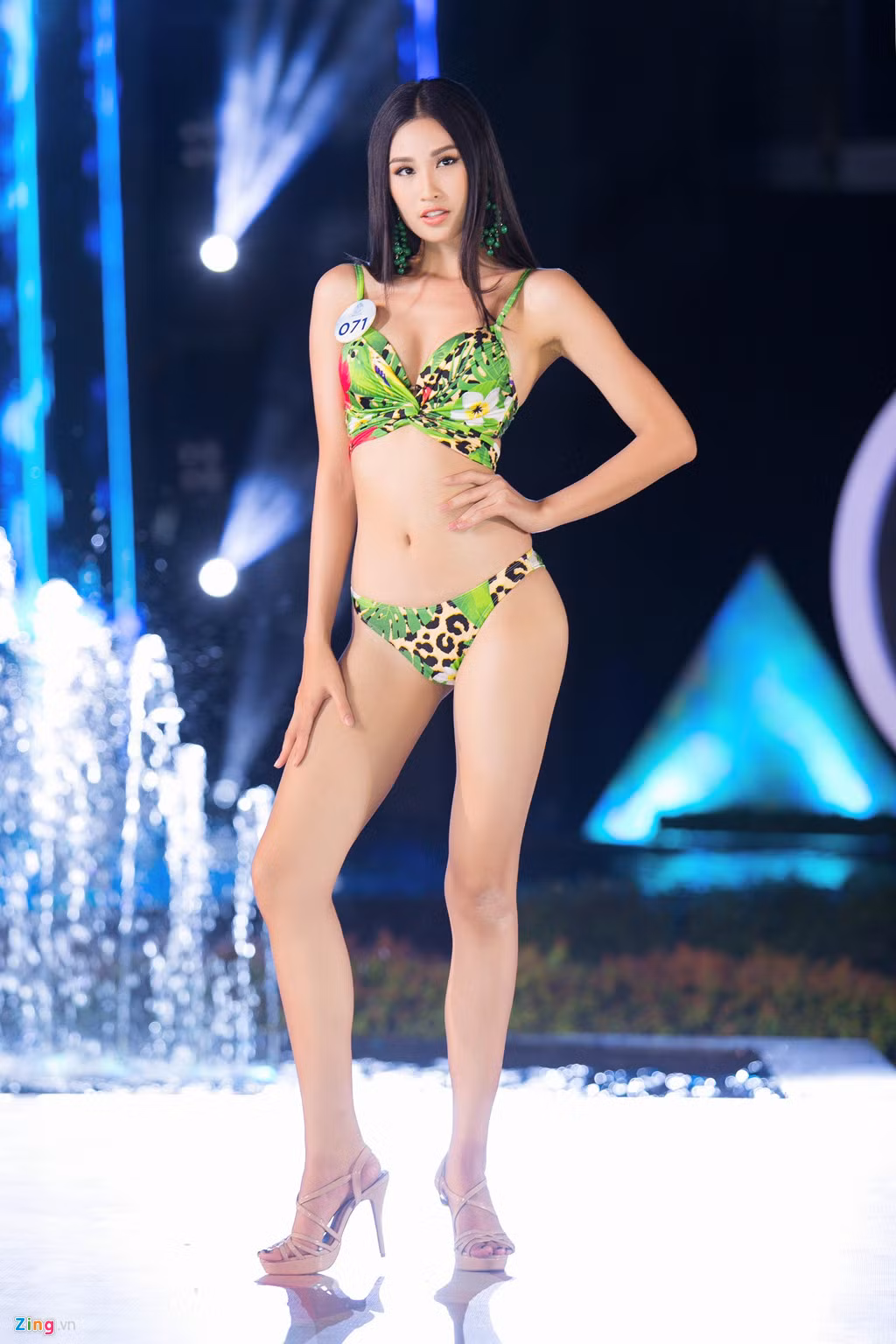 Phạm Thị Anh Thư sinh năm 1997, là thí sinh đến từ Hà Nội. Tương tự Thanh Khoa, cô từng ghi danh tại Hoa khôi Áo dài 2016 và lọt vào top 5. Trong dàn thí sinh Miss World Vietnam năm nay, Anh Thư thuộc nhóm thí sinh có hình thể cân đối nhất.