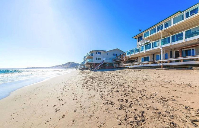 Được xây vào năm 1949, biệt thự có 3 tầng, nằm bên bờ biển. Hầu hết mọi căn phòng ở đây đều có vị trí để ngắm được khung cảnh đại dương.