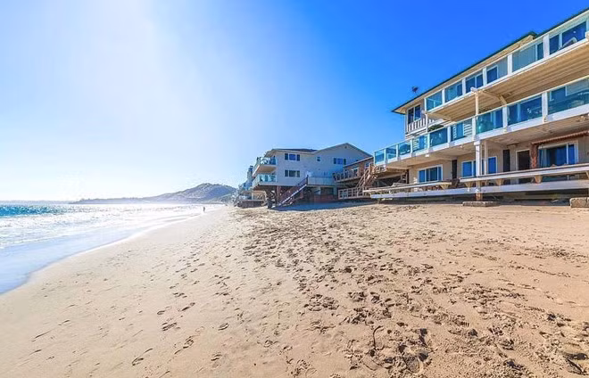 Được xây vào năm 1949, biệt thự có 3 tầng, nằm bên bờ biển. Hầu hết mọi căn phòng ở đây đều có vị trí để ngắm được khung cảnh đại dương.