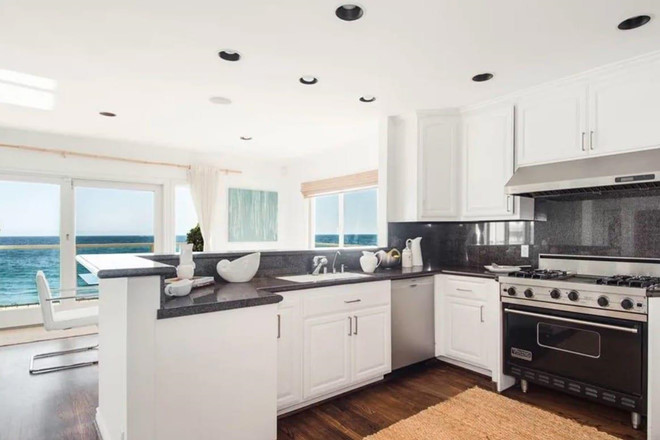 Không gian nhà bếp được thiết kế đơn giản, thoáng đãng, cởi mở, đi kèm với một góc ăn sáng nhỏ nhắn, xinh xắn cùng những trang thiết bị nấu nướng hiện đại, cao cấp.