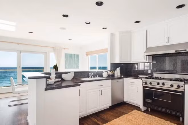 Không gian nhà bếp được thiết kế đơn giản, thoáng đãng, cởi mở, đi kèm với một góc ăn sáng nhỏ nhắn, xinh xắn cùng những trang thiết bị nấu nướng hiện đại, cao cấp.