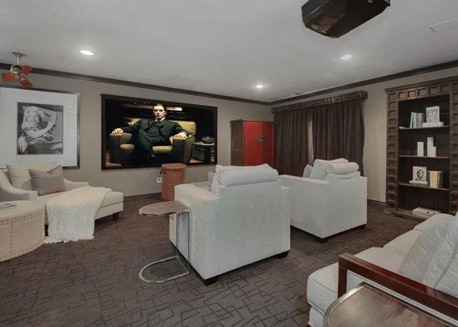 Rạp phim trong nhà mang đường nét cổ điển cùng hệ thống máy chiếu, âm thanh hiện đại.