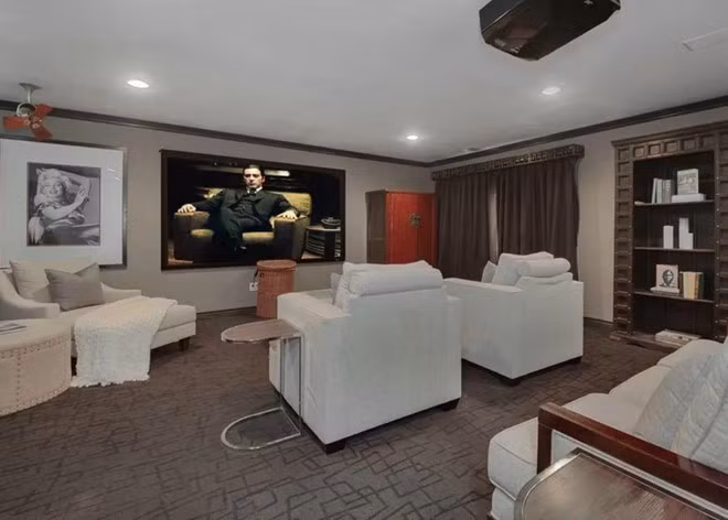 Rạp phim trong nhà mang đường nét cổ điển cùng hệ thống máy chiếu, âm thanh hiện đại.