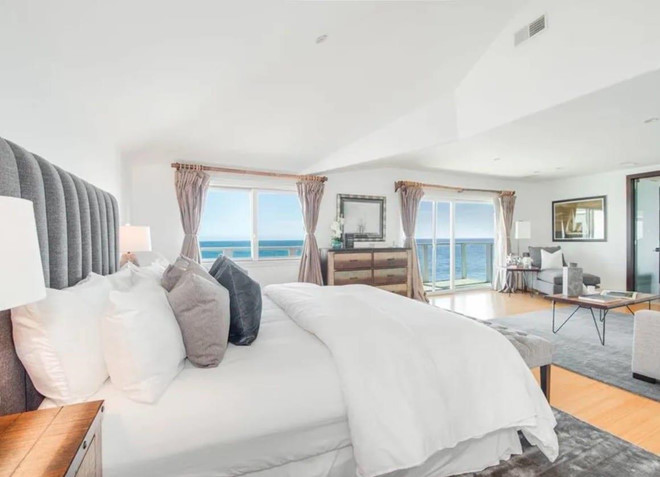 Phòng ngủ chính rộng rãi, ngập tràn ánh sáng tự nhiên từ những khung cửa cỡ lớn dẫn ra ban công. Căn phòng này còn có khu vực để tiếp khách cũng như cho gia chủ những phút giây thư thái riêng tư.