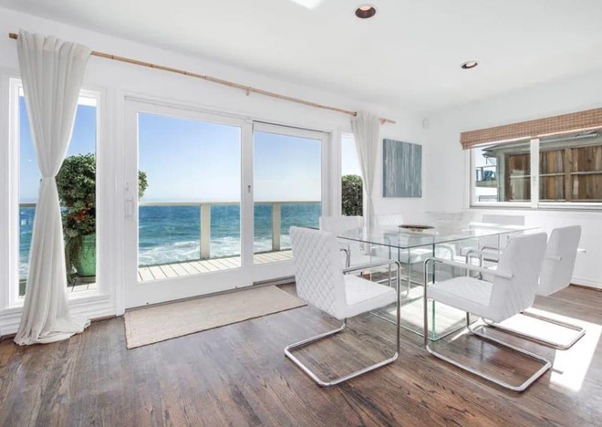 Phòng ăn sáng sủa nằm bên cạnh nhà bếp với những thiết kế đơn giản nhưng sang trọng, tinh tế.