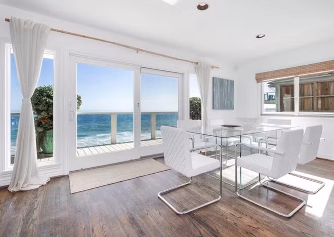 Phòng ăn sáng sủa nằm bên cạnh nhà bếp với những thiết kế đơn giản nhưng sang trọng, tinh tế.