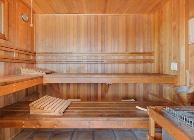 Khu vực spa được lát gỗ là nơi hoàn hảo để gia chủ có thể xua tan đi những căng thẳng trong cuộc sống thường nhật.