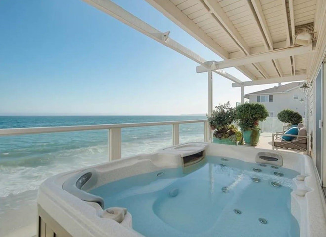 Biệt thự không có hồ bơi ngoài trời nhưng một bồn tắm cỡ lớn được đặt tại ban công cũng là địa điểm thích hợp để thư giãn và ngắm cảnh.