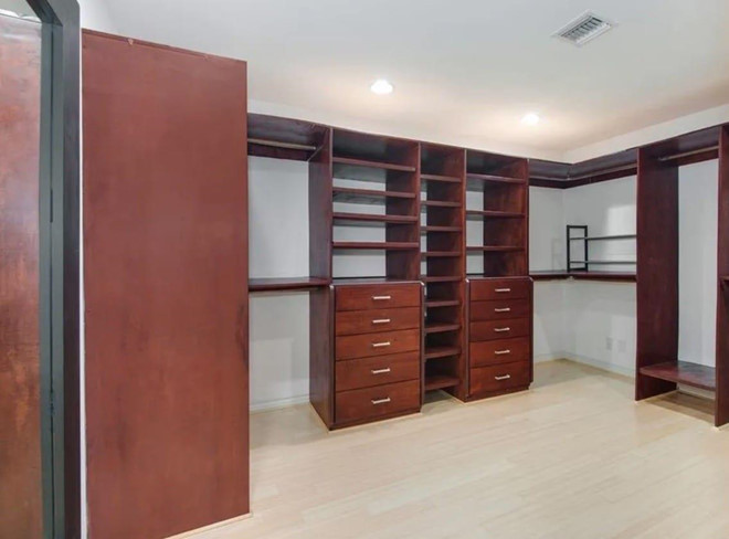 Phòng chứa quần áo rộng lớn là điều không thể thiếu đối với một ngôi sao ca nhạc tầm cỡ như Jennifer Lopez.