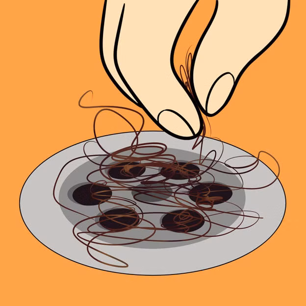 Chính vì thế mà thi thoảng trong bát cơm lại kéo ra được một sợi tóc.