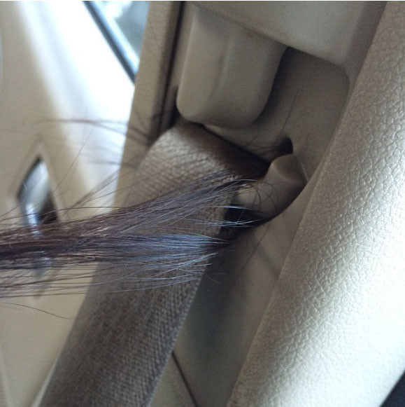 Với những chị em tóc dài thì việc tóc bị mắc vào gần như mọi thứ là không thể tránh khỏi.