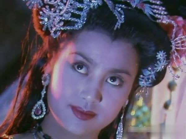 10. Rết tinh Yêu quái duy nhất trong Tây Du Ký có thể khiến Như Lai bị thương. Một khúc tỳ bà phát lên khiến Tôn Ngộ Không không thể chịu nổi, chiếc đuôi độc phóng ra khiến Ngộ Không chỉ có thể bỏ chạy. Nguy hiểm là thế nhưng Rết tinh lại có dung mạo không thua kém gì Quốc Vương Nữ Nhi Quốc.