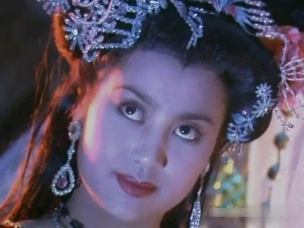 10. Rết tinh Yêu quái duy nhất trong Tây Du Ký có thể khiến Như Lai bị thương. Một khúc tỳ bà phát lên khiến Tôn Ngộ Không không thể chịu nổi, chiếc đuôi độc phóng ra khiến Ngộ Không chỉ có thể bỏ chạy. Nguy hiểm là thế nhưng Rết tinh lại có dung mạo không thua kém gì Quốc Vương Nữ Nhi Quốc.