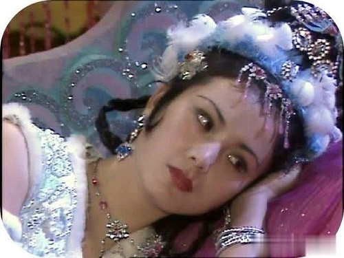 3. Ngọc Diện Hồ Ly Nhân vật tiểu thiếp của Ngưu Ma Vương, khiến Ngưu Ma Vương ngày ngày ở bên mà không quan tâm tới Thiết Phiến Công Chúa, có thể thấy vẻ đẹp của Ngọc Diện Hồ Ly không phải là đồn thổi. Ngọc Diện Hồ Ly do diễn viên Trịnh Ích Bình đóng, dung mạo tuyệt đối không thua kém các đại minh tinh.