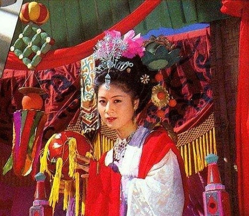 2. Mẫu thân của Đường Tăng Mắc dù vai diễn này có thể không được nhiều người nhắc tới, nhưng phải thừa nhận mẫu thân của Đường Tăng rất đẹp. Vai diễn được do diễn viên Mã Lan đảm nhận. Trong bộ phim, mẫu thân của Đường Tăng là một tiểu thư của một gia đình lớn, được diễn viên Mã Lan thể hiện là một cô gái có khí chất cao quý.