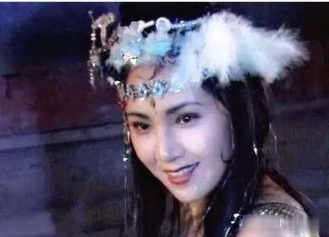 9. Chuột tinh Chuột tinh mang thân phận là con gái của Lý Thiên Vương, em của Na Tra Tam thái tử, không chịu chăm chỉ tu hành mà chỉ muốn chiếm hữu lấy Đường Tăng cho riêng mình. Vào thời điểm đó, Chuột tinh xuất hiện với cử chỉ nhẹ nhàng và khuôn mặt xinh đẹp của một mỹ nhân. Vai diễn được do diễn viên Thương Thanh đảm nhận.