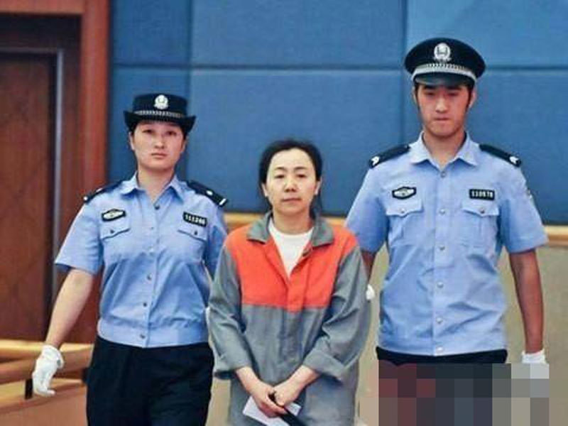 Nu cuc truong TQ chi tien ty sua mong 'moi chai' sep-Hinh-2