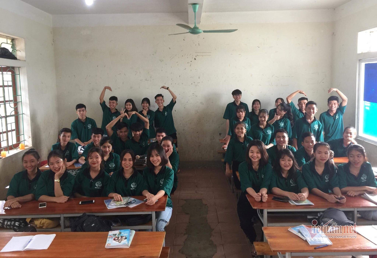 Tập thể lớp 12C8 khóa 52 Trường THPT Tân Kỳ 1 (huyện Tân Kỳ, tỉnh Nghệ An).